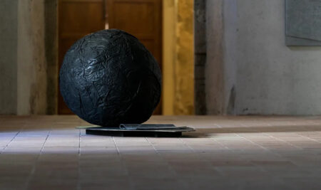 Inaugurata a Tropea la nuova mostra “Verso il Blu” di Cesare Berlingeri, curata da Rocco Guglielmo